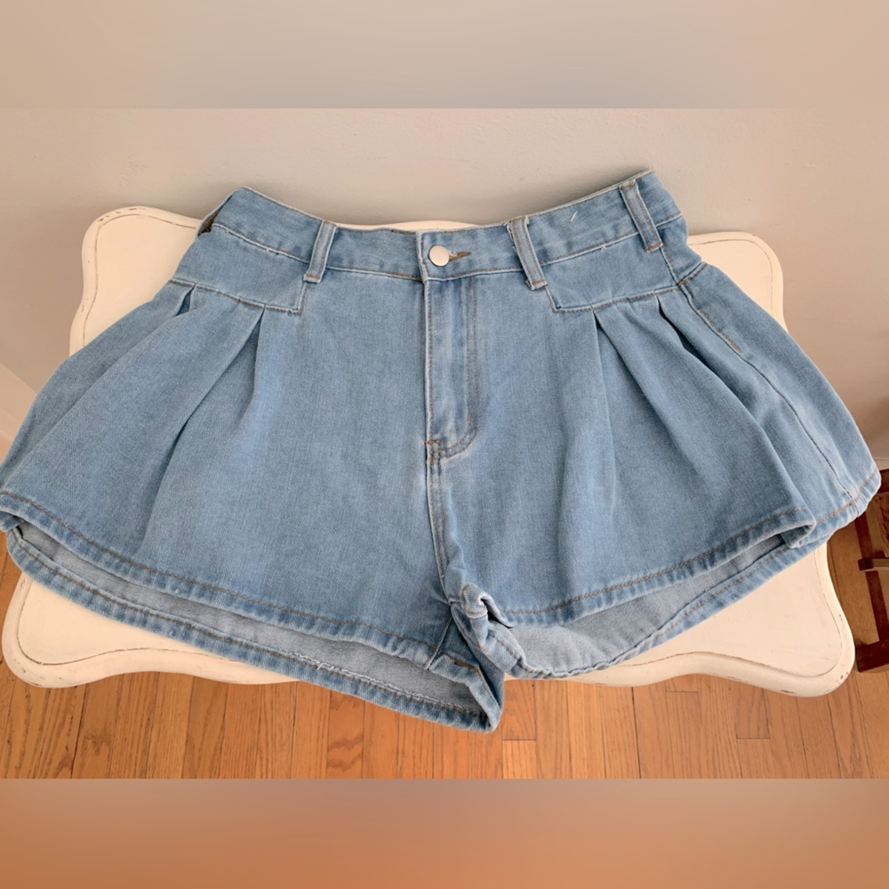 🌸NWOT Flutter Shorts
